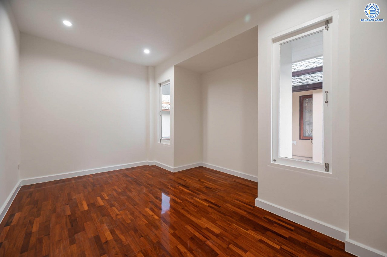 บ้านมือสองตกแต่งใหม่ โครงการ ปารวีร์ เพชรเกษม63 เนื้อที่ 82.4 ตร.ว. ฟังก์ชัน 3 ห้องนอน 4 ห้องน้ำ 1 ห้องแม่บ้าน 2 ที่จอดรถ บนพื้นที่ใช้สอย 244.52 ตร.ม. ทำเลศักยภาพ เชื่อมต่อหลายเส้นทาง ใกล้เดอะมอลล์บางแค จุดขึ้นทางด่วน "พระราม2" และรถไฟฟ้าสายสีน้ำเงิน "สถานีหลักสอง"